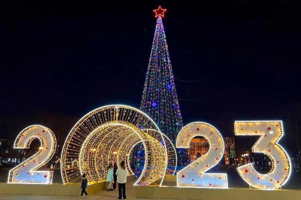 Иллюминация на площади Ленина будет зажигаться до 22 января включительно. Фото: пресс-служба администрации Майкопа