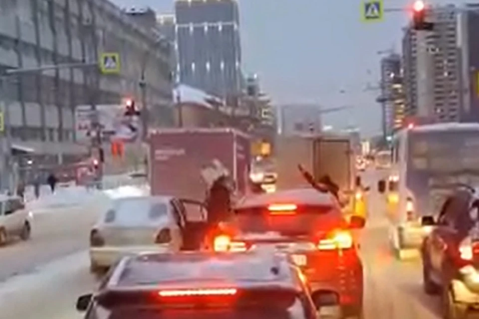В Новосибирске полиция ищет водителя, устроившего стрельбу на дороге. Фото: "Инцидент Новосибирск".