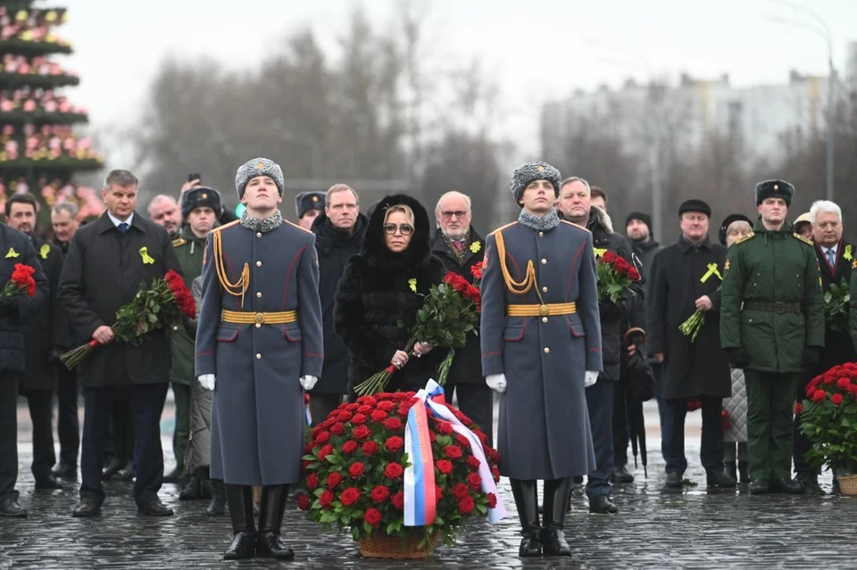 На площади Победы прошло возложение цветов к монументу Героическим защитникам Ленинграда.