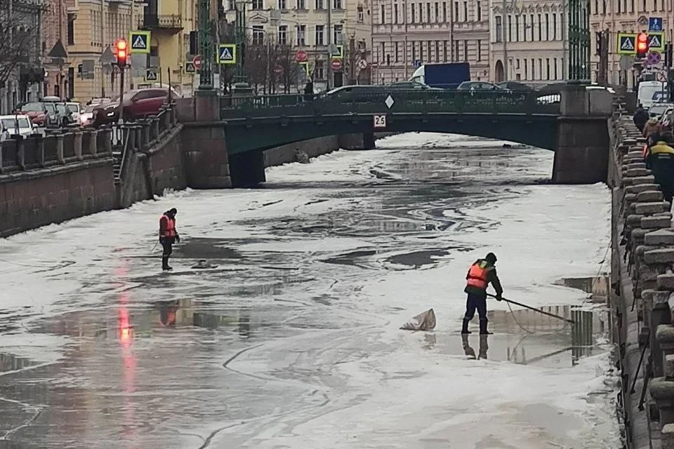 Бесстрашные дворники убирали мусор со льда Петербурга. Фото: "Мегаполис"