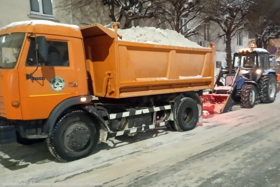 В Рязани ведется круглосуточная работа по очистке улиц от снега. Фото: администрация Рязани.
