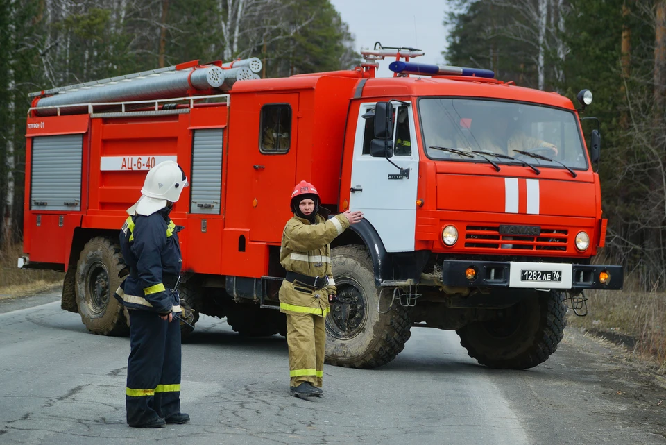 Тушить загоревшуюся баню прибыли три пожарные машины и девять спасателей
