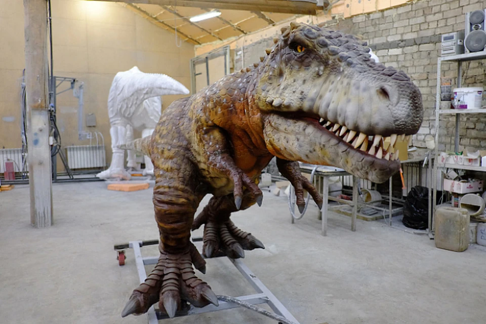 Фирма с 2019 года занимается производством статичных и двигающихся фигур динозавров. ФОТО: правительство Кировской области