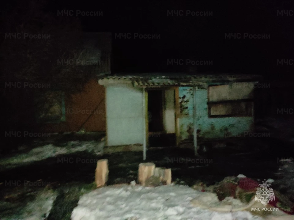 Огонь повредил кровлю и вещи на общей площади 3 квадратных метра