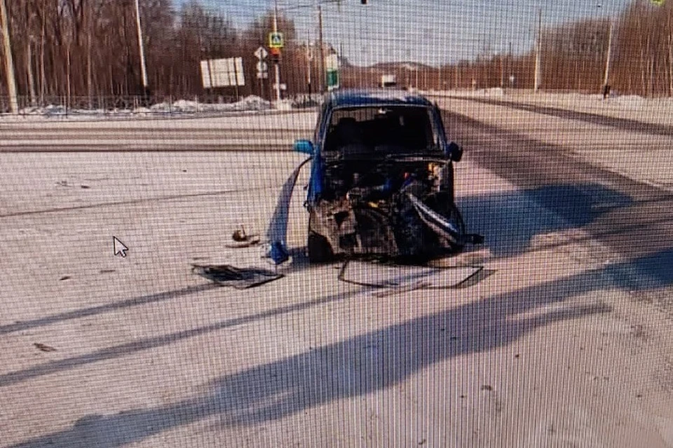 Водитель «Субару» выпала на дорогу после столкновения с фурой в Хабаровске