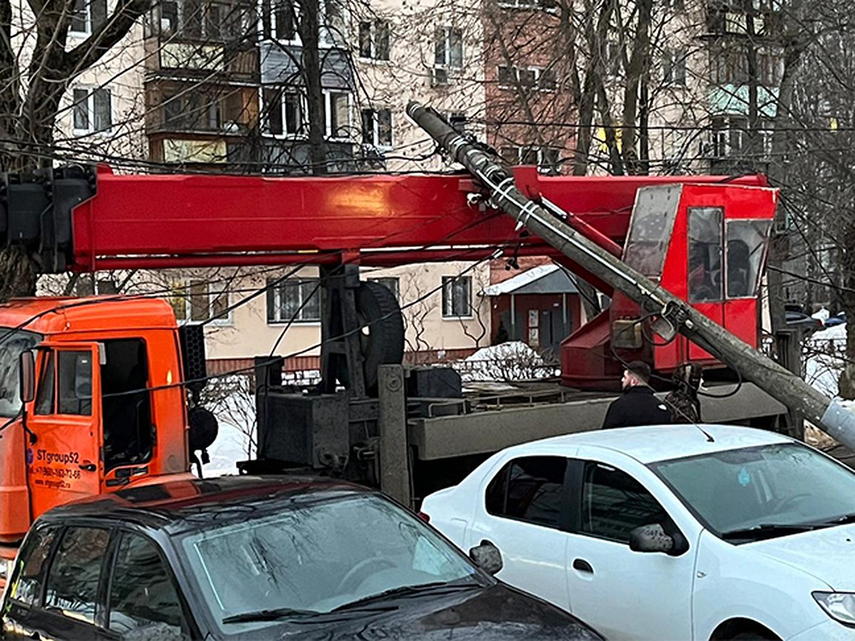 Электрический столб обрушился на автокран в Нижнем Новгороде. Момент  падения попал на видео - KP.RU