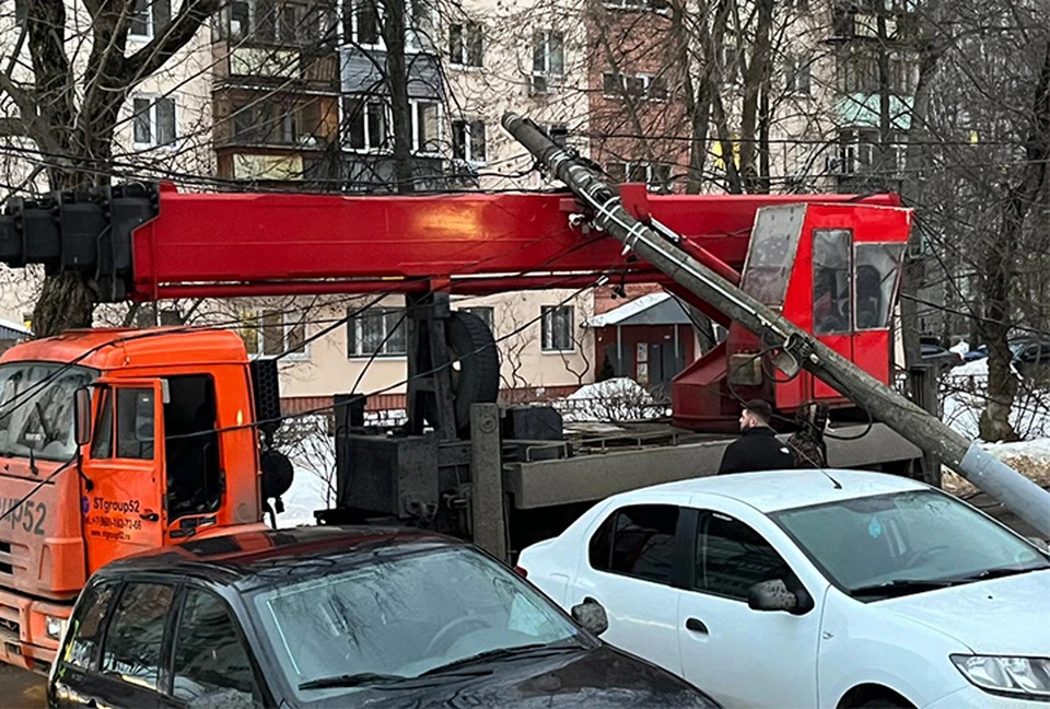 Электрический столб обрушился на автокран в Нижнем Новгороде. ФОТО: Юрий Головин.