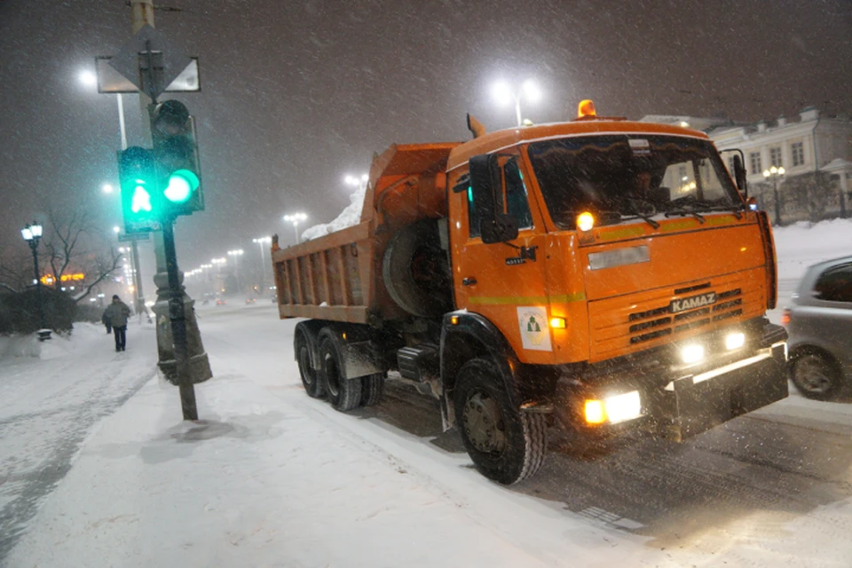 Снег будут вывозить с улиц в разных районах города.