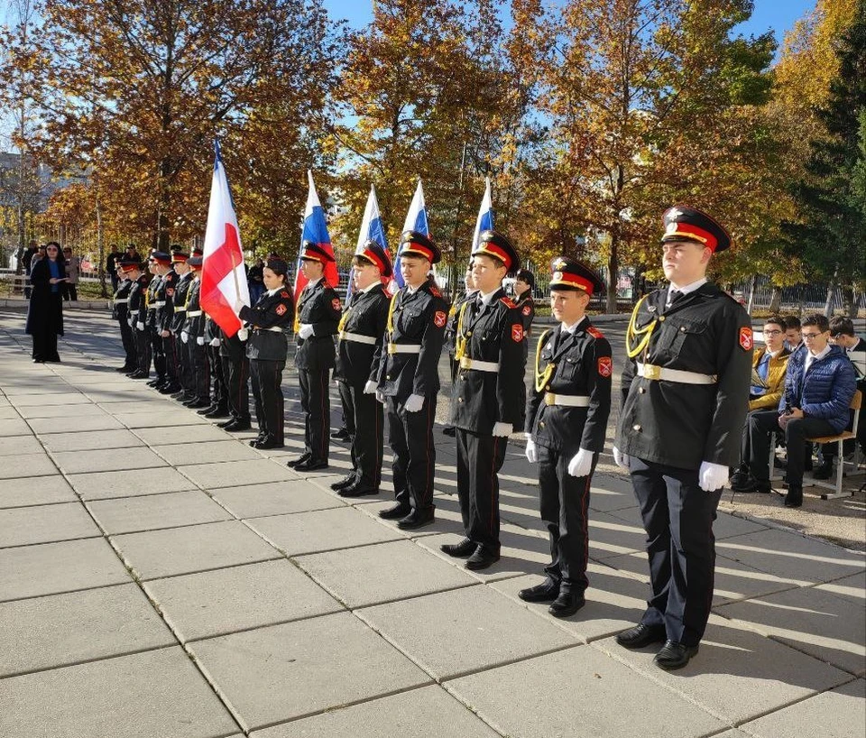 Ученики кадетского класса поздравили соотечественников с Днем Республики Крым