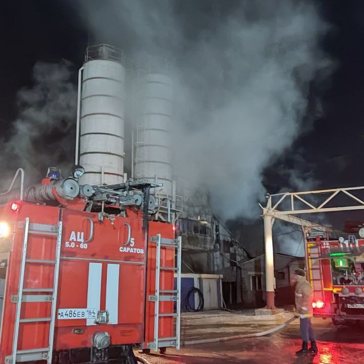 В Саратове шесть пожарных расчетов ночью потушили горящий бетонный завод -  KP.RU