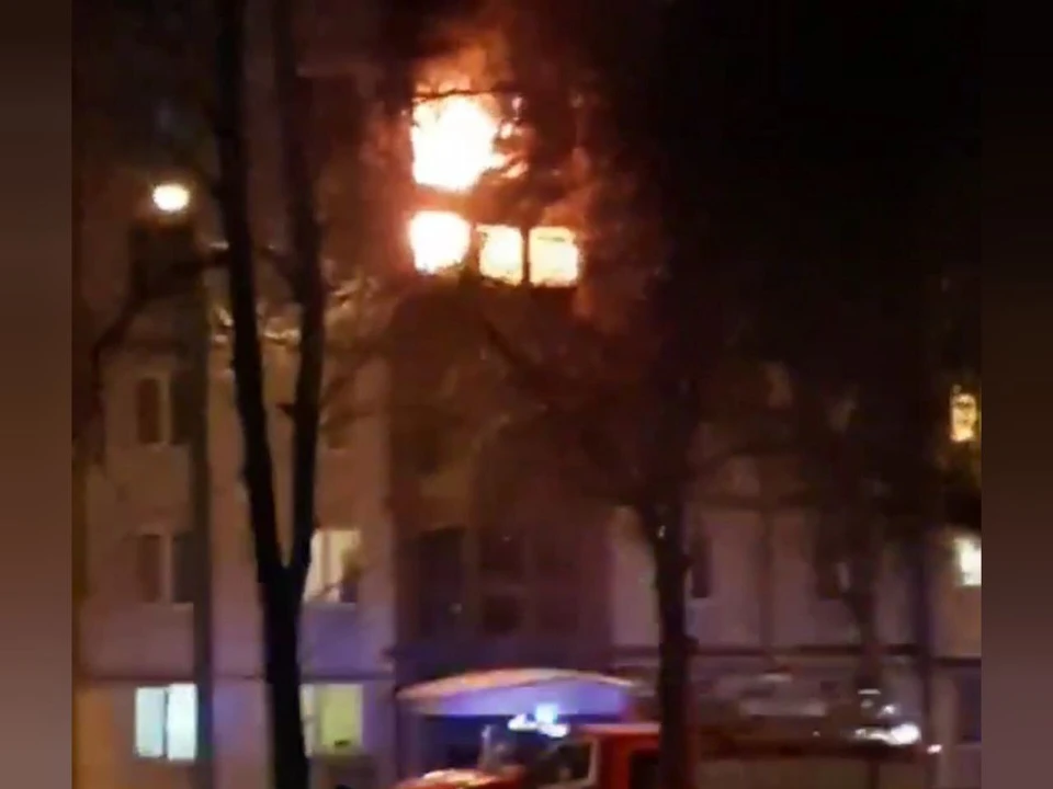 Самарцев напугал огонь в окнах подъезда дома по улице Силина. Фото: скрин с видео