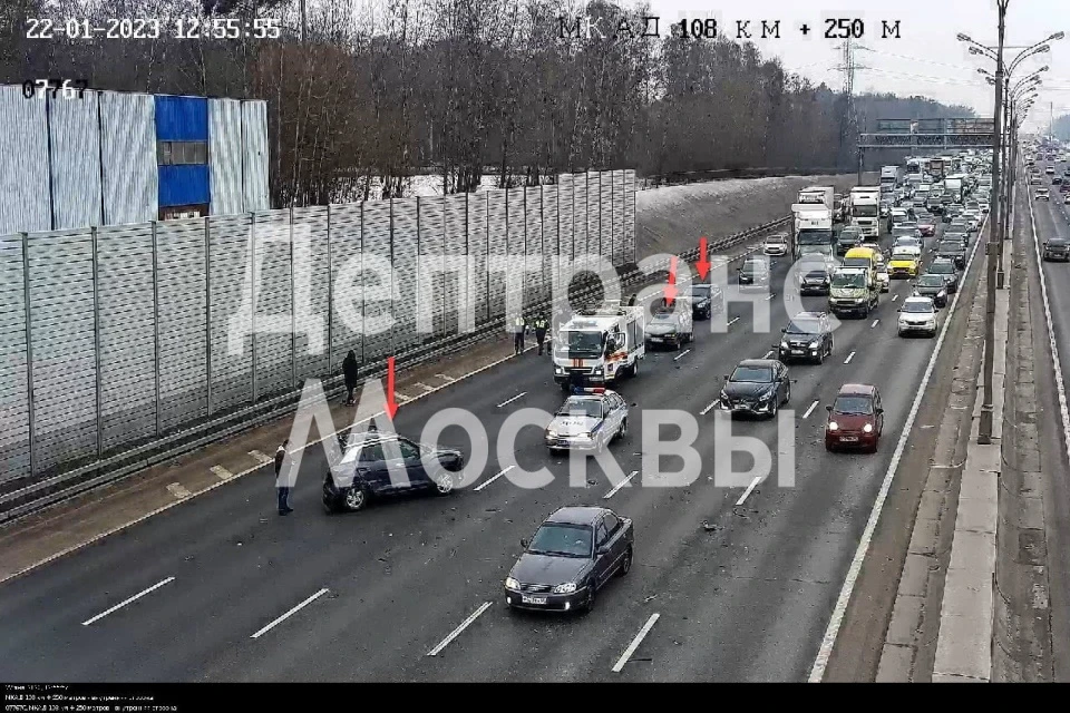 На месте аварии работают оперативные службы города