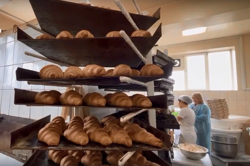 Хлеб в Мариуполь возят даже из Енакиева. Фото: АГ ДНР