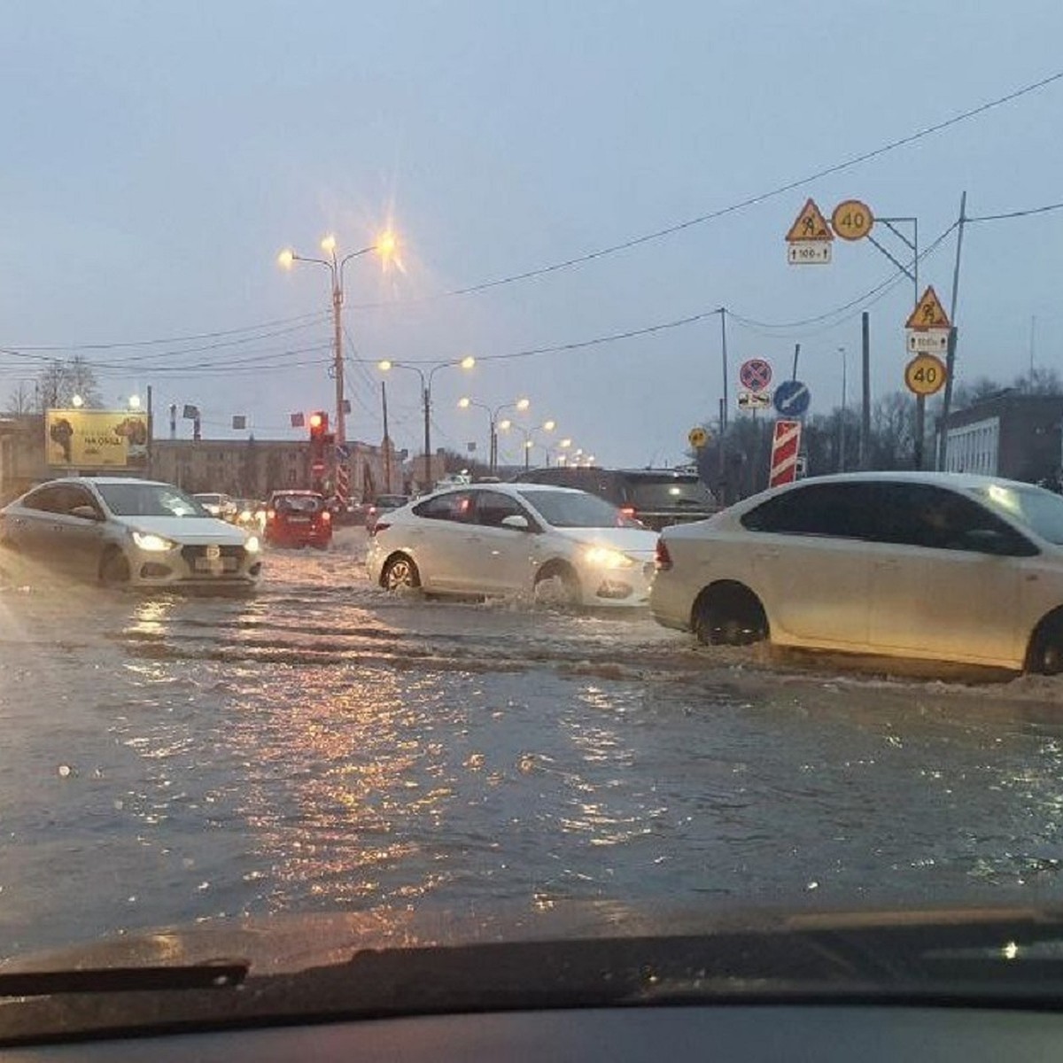 «Даже в машине булькает вода»: Из-за прорыва трубы затопило дорогу на  Дунайском проспекте в Петербурге - KP.RU