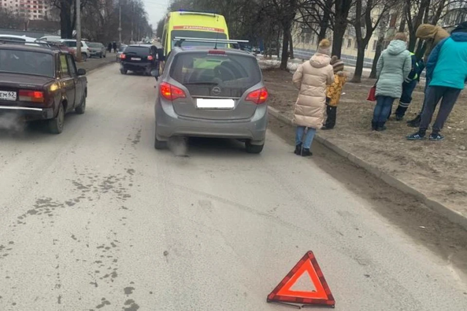 Появились фото с улицы Татарской, где Opel сбил 7-летнего мальчика.