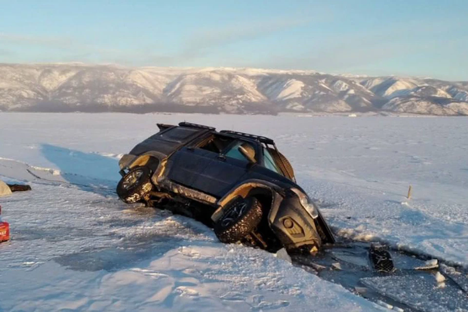 Автомобиль мог вовсе уйти под лед.