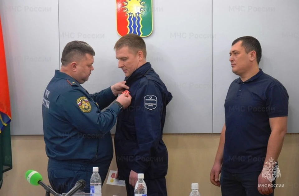 МЧС наградило троих жителей Братска за спасение людей на пожарах