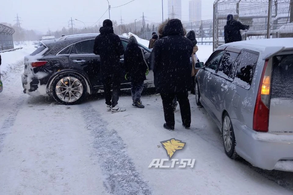 Авария заблокировала проезд и спровоцировала серьезную пробку. Фото: АСТ-54