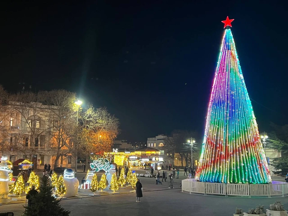 Высота главной новогодней елки Севастополя около 20 метров. Фото: Архив КП