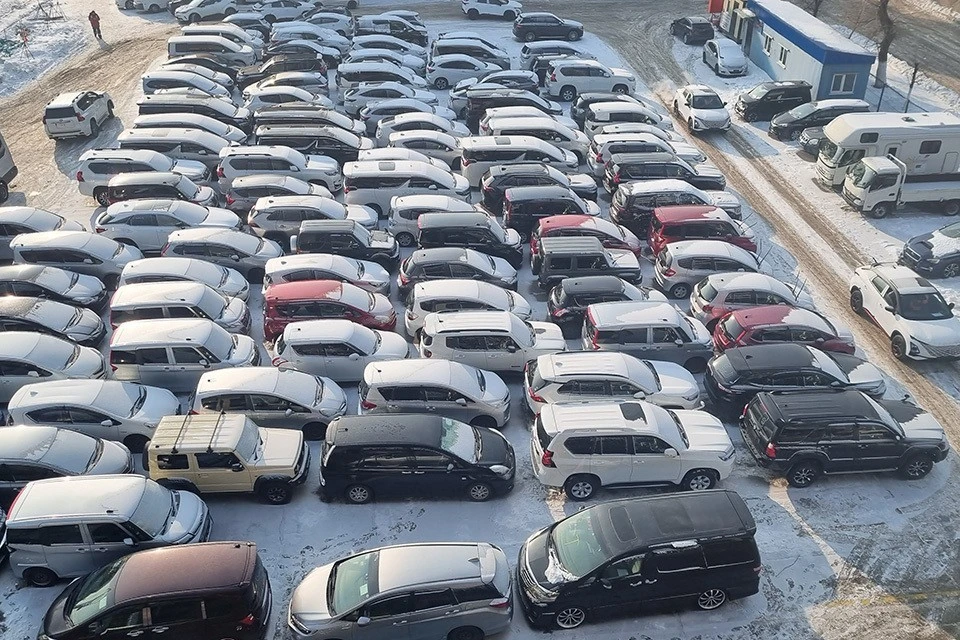 За прошлый год в страну через город импортировали почти 200 тысяч машин. Фото: пресс-служба Владивостокской таможни.