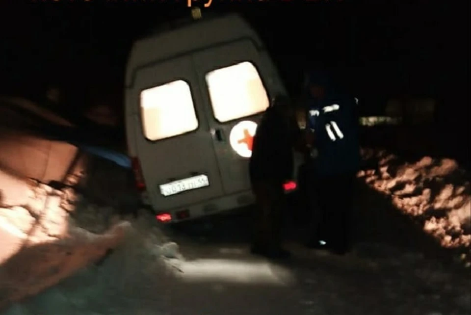 Из снежного плена спасатели вытащили две машины. ФОТО: СПАСАТЕЛИ Костромы