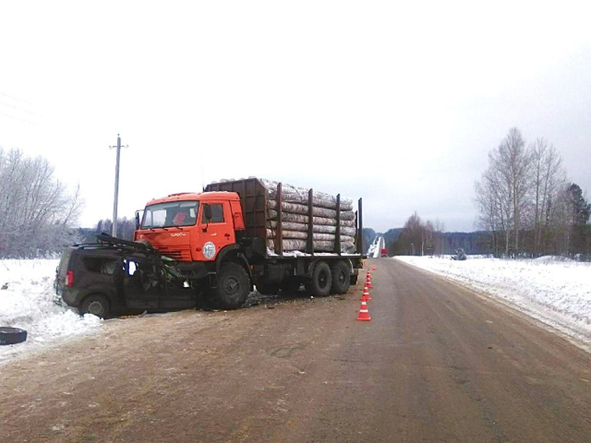 В Слободском районе четыре человека погибли в ДТП с лесовозом - KP.RU