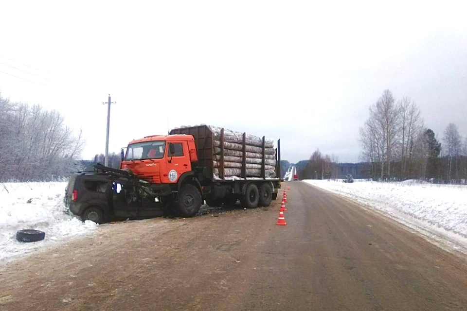 Водитель и три пассажира легковушки погибли на месте. Фото: ГИБДД Кировской области