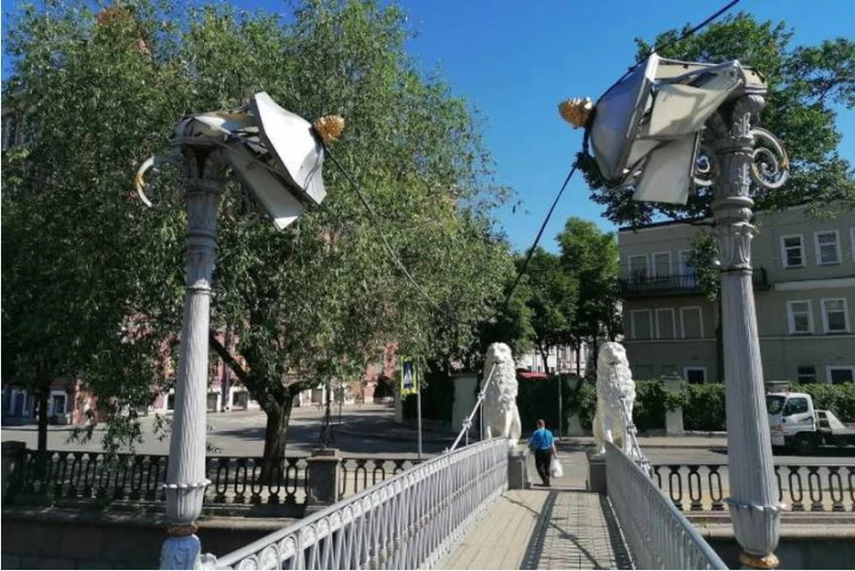 Погнувший фонари петербуржец отправиться в колонию на восемь месяцев. Фото: "Мостотрест"