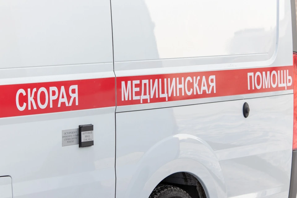 В башкирском поселке Чишмы на территории шиномонтажного предприятия пострадал 53-летний мужчина: его отбросило в стену после взрыва тракторного колеса при демонтаже