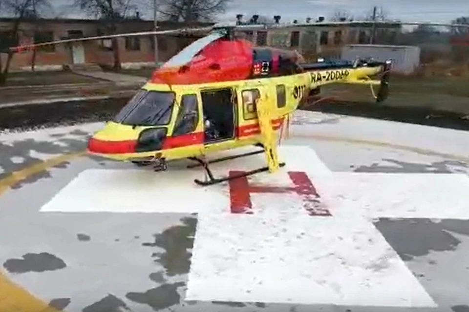 Рязанскую девочку, повредившую позвоночник во время катания на ватрушке, доставили на вертолете. Фото: стоп-кадр видео рязанской ОКБ.