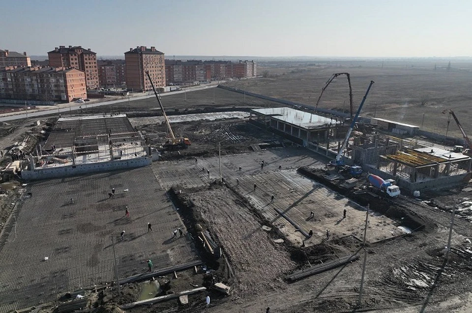 Рабочие уже завершили нулевой цикл и приступили к возведению каркасов зданий.