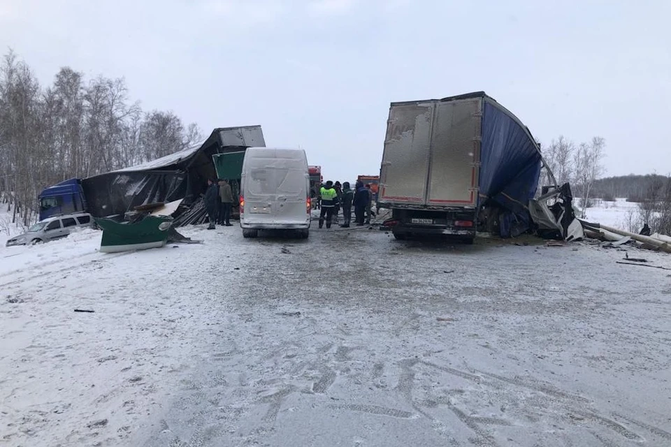 В ДТП погиб водитель «КамАЗа», водителя второго грузовика госпитализировали. Фото: Госавтоинспекция по НСО