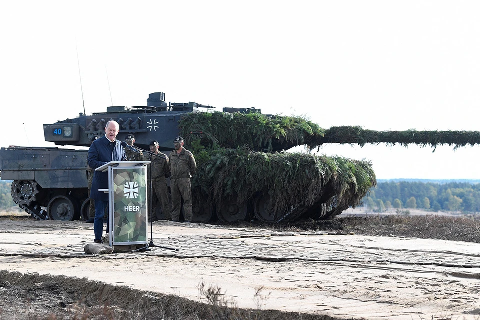 Канцлер ФРГ Олаф Шольц официально объявил о решении передать немецкие танки "Леопард 2" Украине и о согласии на передачу Киеву этих машин третьими странами.