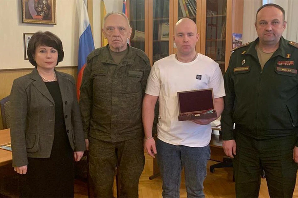 Сыну погибшего Виктора Глебова вручили орден Мужества Фото: администрация Конаковского района