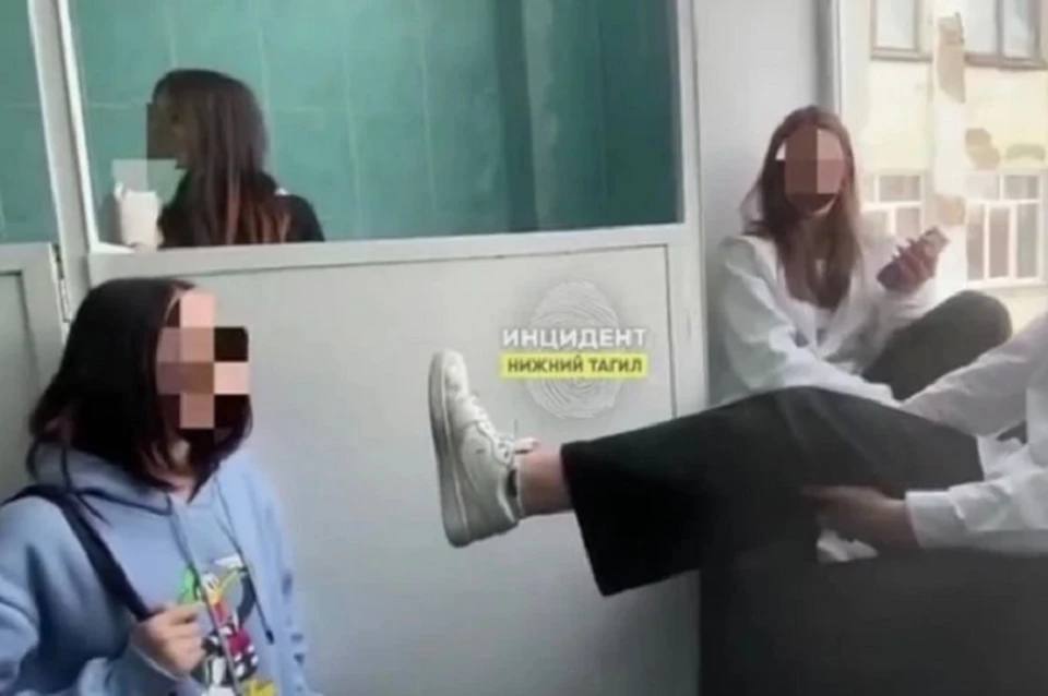 Девочка-подросток заставляла сверстницу целовать ей обувь. Фото: скриншот из видео «Инцидент Нижний Тагил»