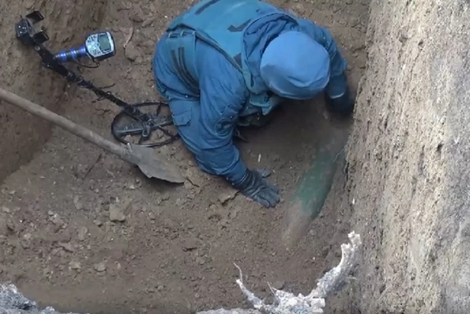 Найти боеприпас удалось только с металлоискателем. Фото: МЧС ДНР