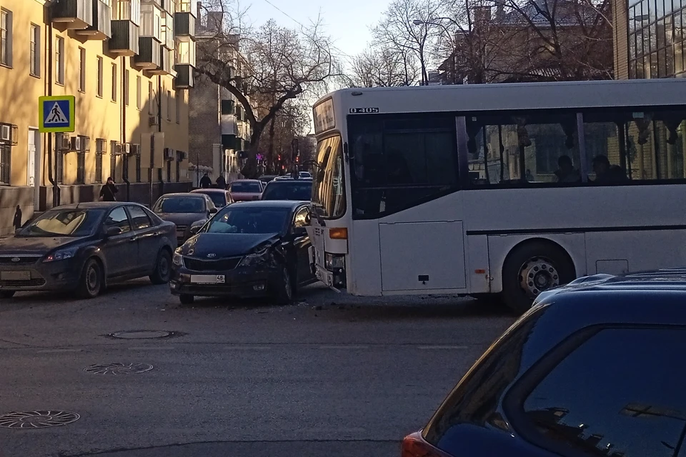 В Липецке столкнулись автобус №315 и Киа