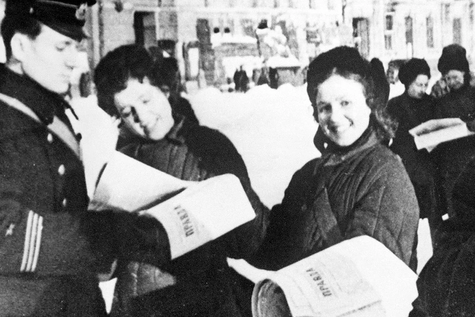 Киоскеры сами на саночках привозили газеты из типографии, в морозы кутались в одеяла и платки. Фото: архив