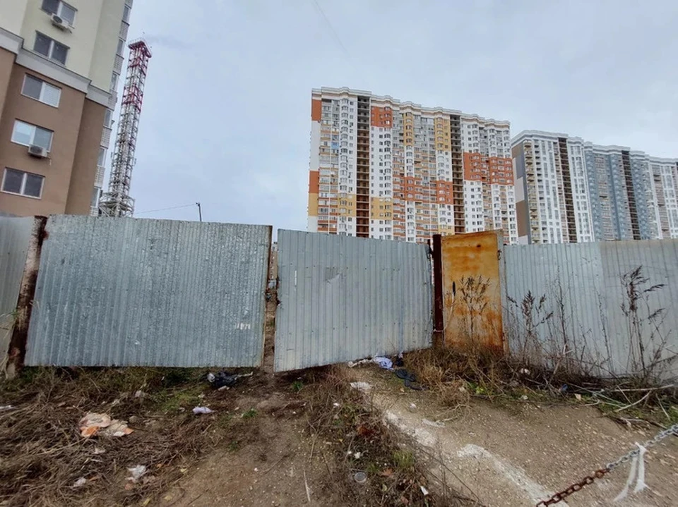 За этими воротами могла бы быть парковка для жильцов или детская площадка, но участка людей лишили...