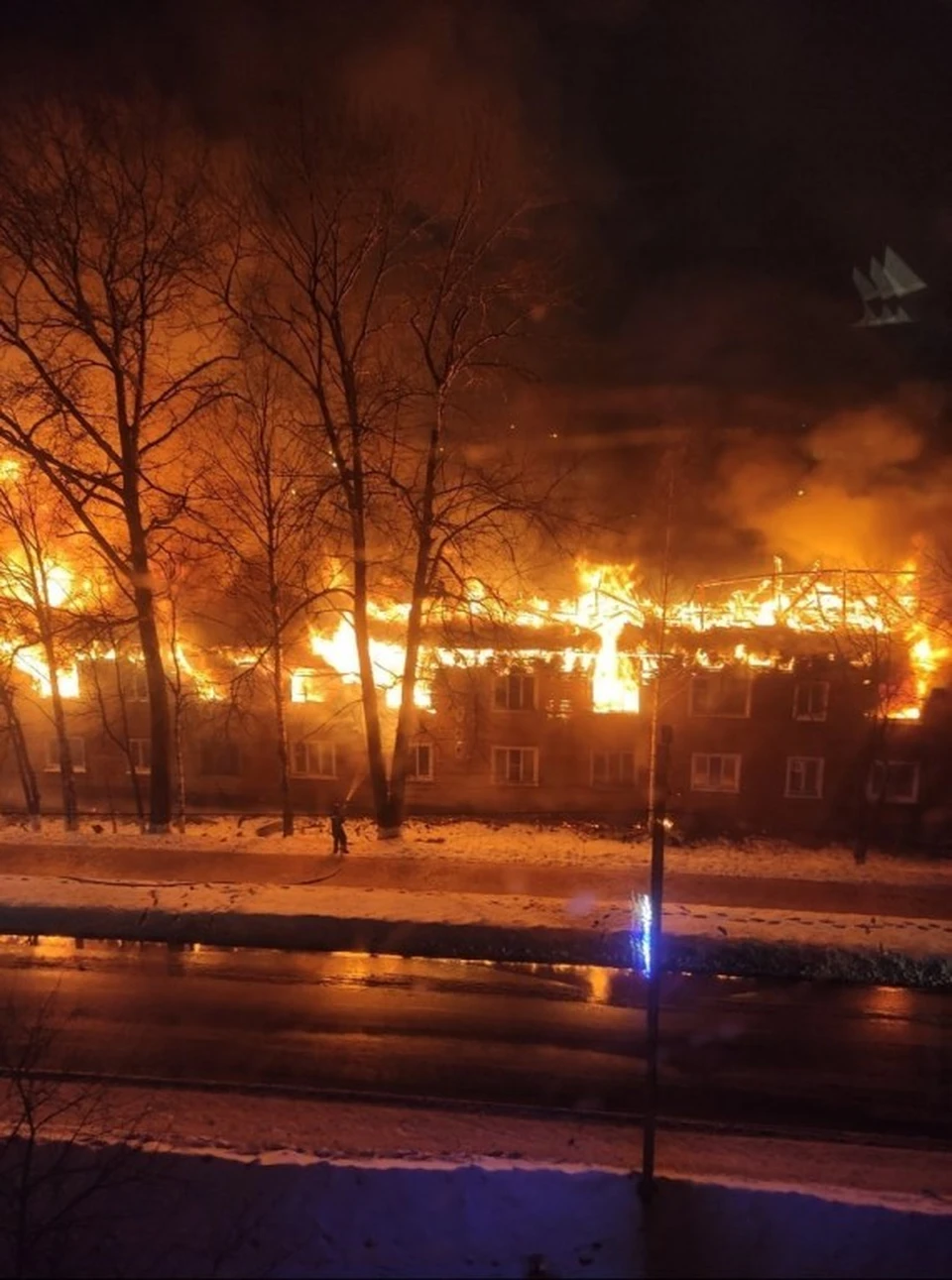Огромный дом был полностью уничтожен огнем.