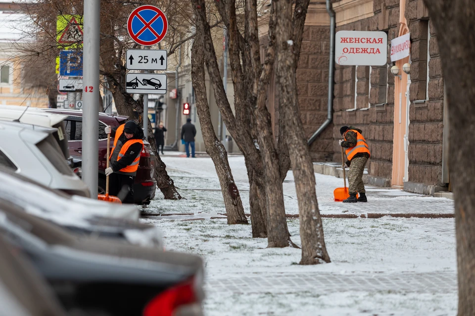 В Красноярске за ночь вывезли 900 КАМАЗов снега с дорог