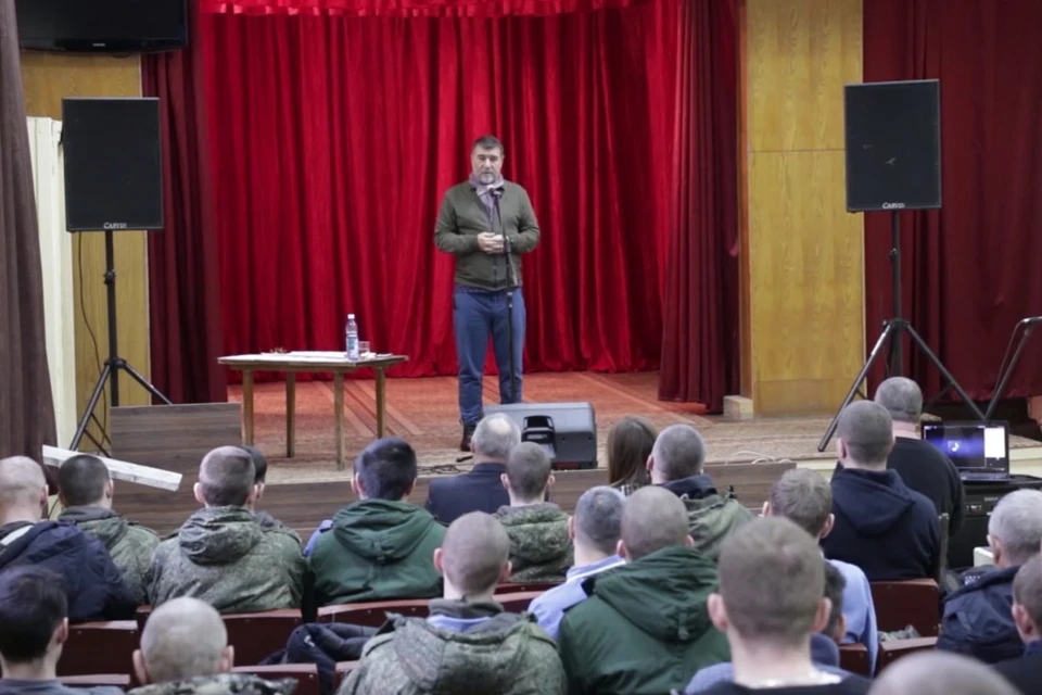 В Новосибирск прилетел Евгений Гришковец, чтобы встретиться с участниками спецоперации. Фото: стоп-кадр Минобороны РФ.