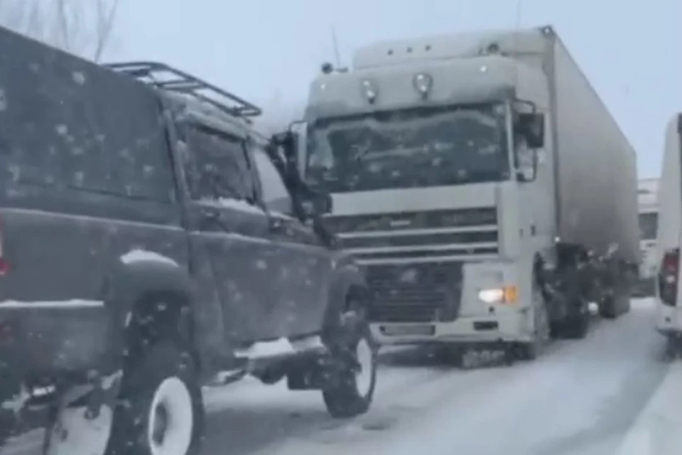 Застрявшая посреди дороги фура заблокировала движение на ОбьГЭСе. Фото: стоп-кадр из видео / АСТ-54
