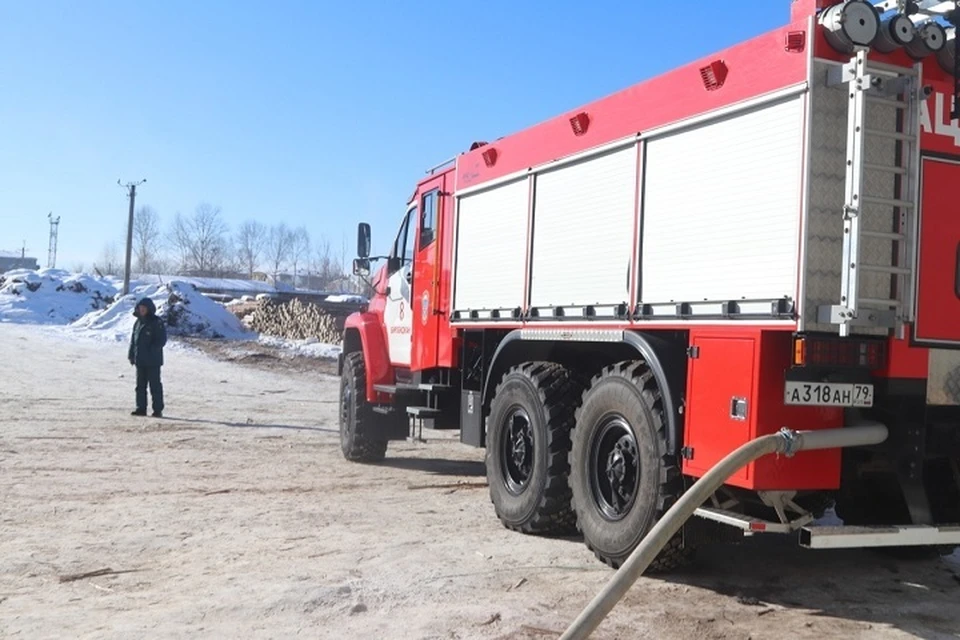 Поврежденный дымоход стал причиной пожара на базе в Биробиджане