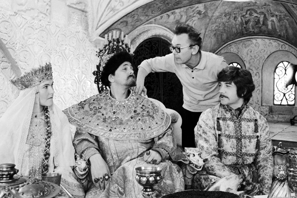 Актеры Нина Маслова, Юрий Яковлев, Леонид Куравлев и режиссер Леонид Гайдай на съемках фильма "Иван Васильевич меняет профессию" в палатах Ростовского кремля