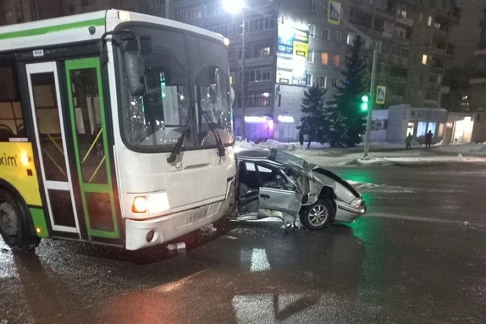 В Ярославле столкнулись автобус и легковушка. ФОТО: группа "Подслушано у водителей" ВКонтакте