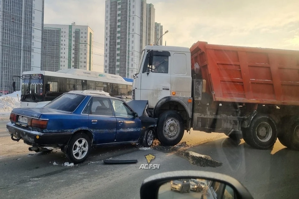 В Новосибирске жесткое ДТП с самосвалом и «Тойотой Камри» перекрыло движение в сторону Бугринского моста. Фото: "АСТ-54".