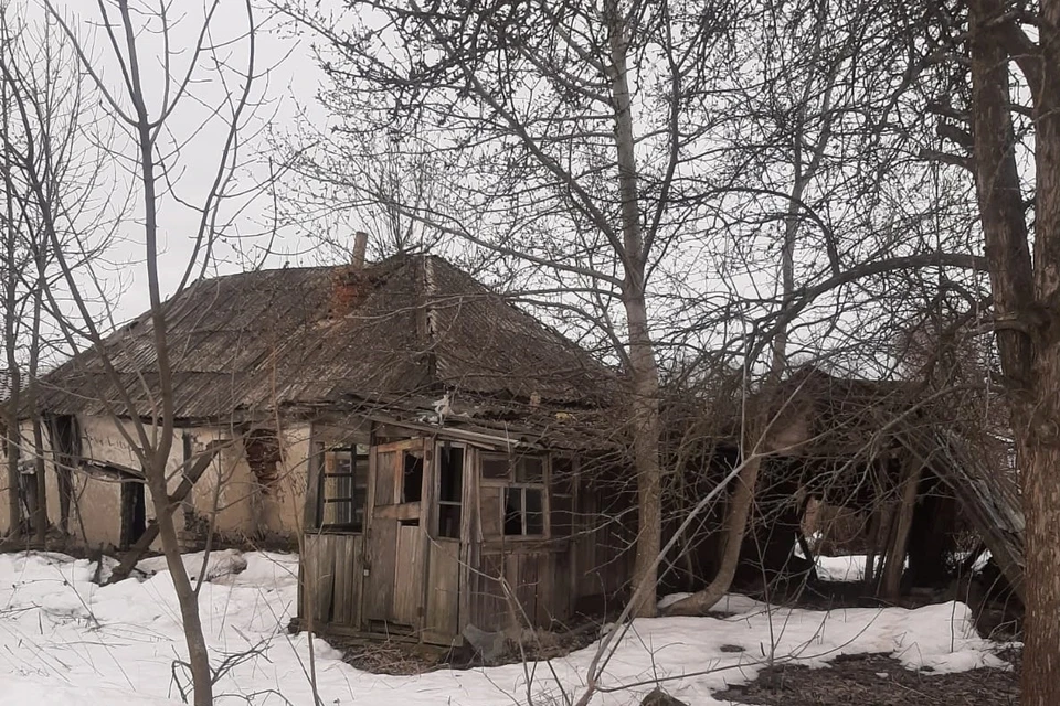 В зоне, попавшей под ограничения, невозможен даже ремонт разрушающихся домов. Фото: Алексей Шишов.