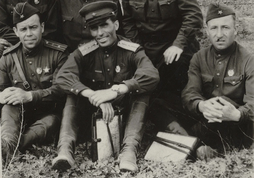Петр Забавских (с планшетом) с боевыми товарищами на Южном фронте в 1943 году. Фото: «Музей-заповедник Сталинградская битва»