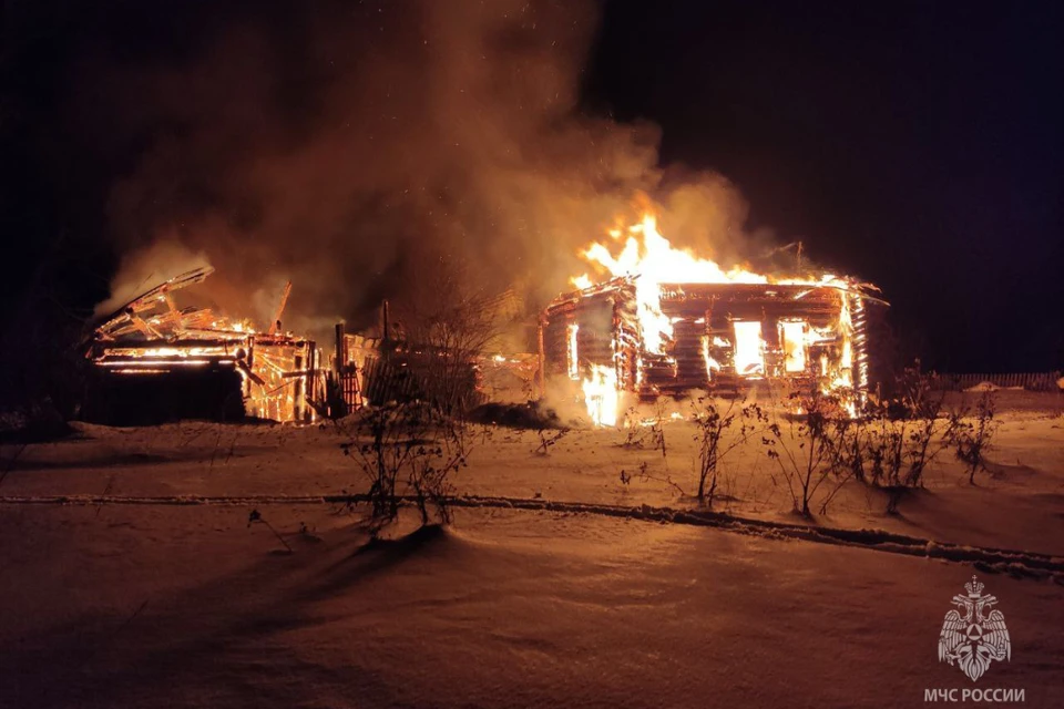 Огнем оказался охвачен один из жилых домов в деревне Елгань. Фото: ГУ МЧС по Кировской области